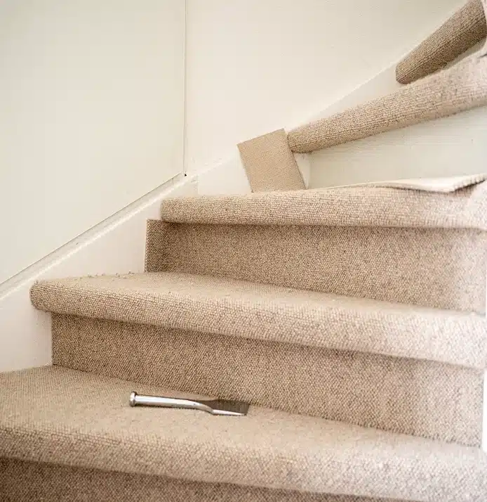Deels beklede wollen trap met een platte beitel die op een van de treden ligt